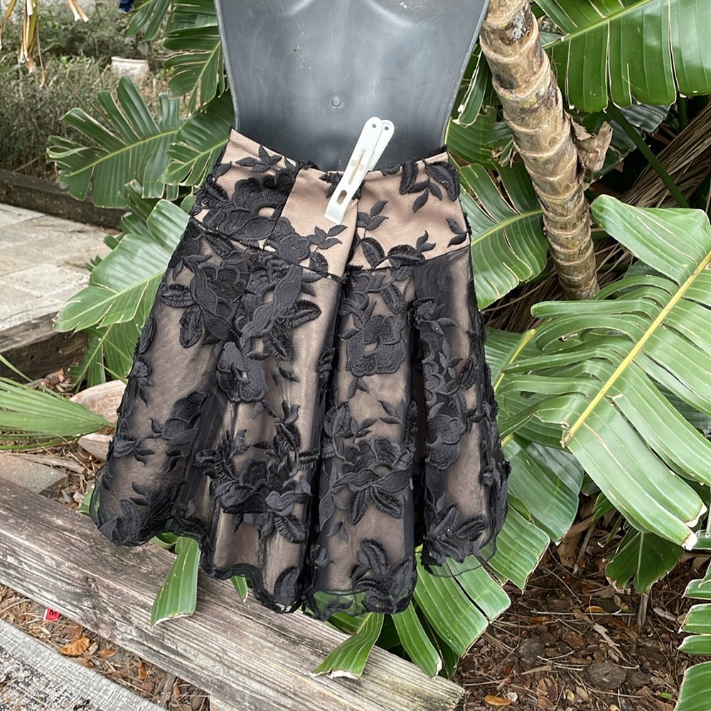 Bebe sheer  floral drop waist skirt - Picture 4 of 7